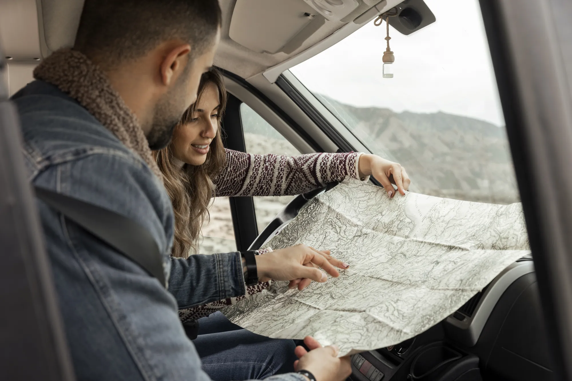 Veículo em viagem numa estrada de longo curso